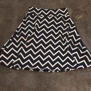 Skirt with black and white zig zag pattern